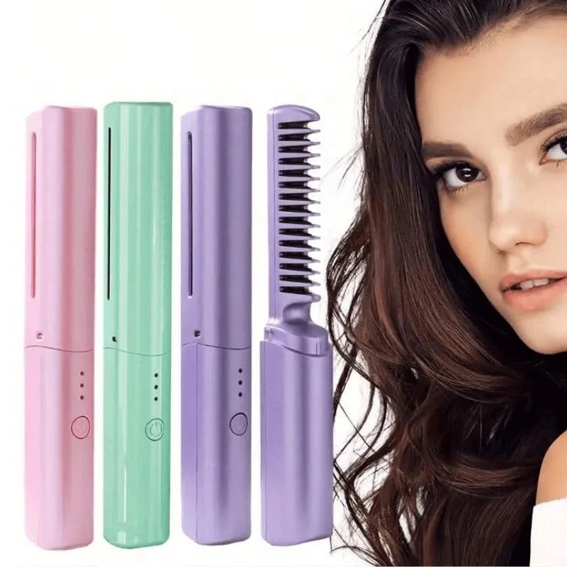 Pentes alisadores nas cores rosa, verde e roxo ao lado de uma mulher de cabelo ondulado