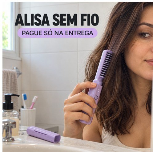 Mulher usando o pente alisador roxo diante do espelho do banheiro